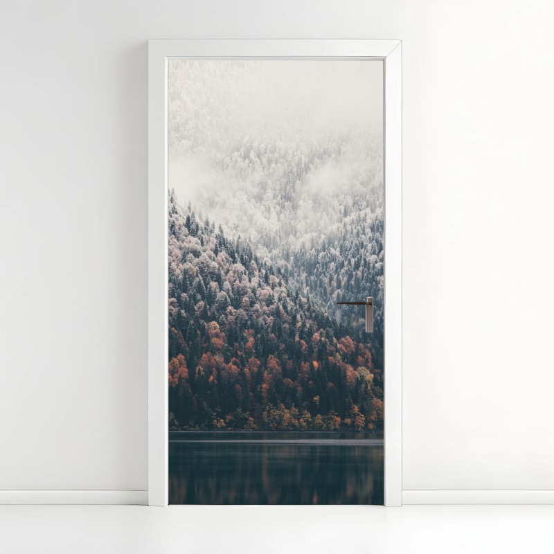 Adesivo per porta paesaggio montano autunnale con lago e nebbia