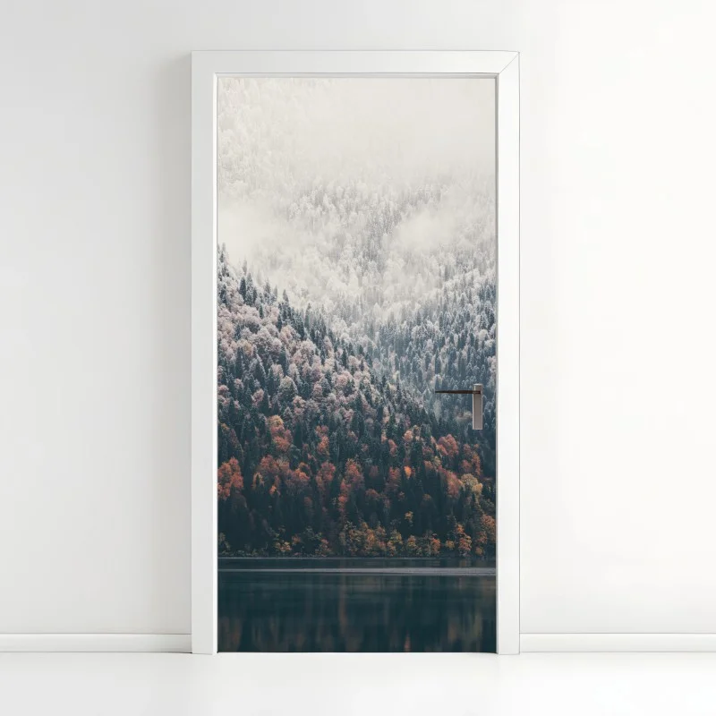 Adesivo per porta paesaggio montano autunnale con lago e nebbia
