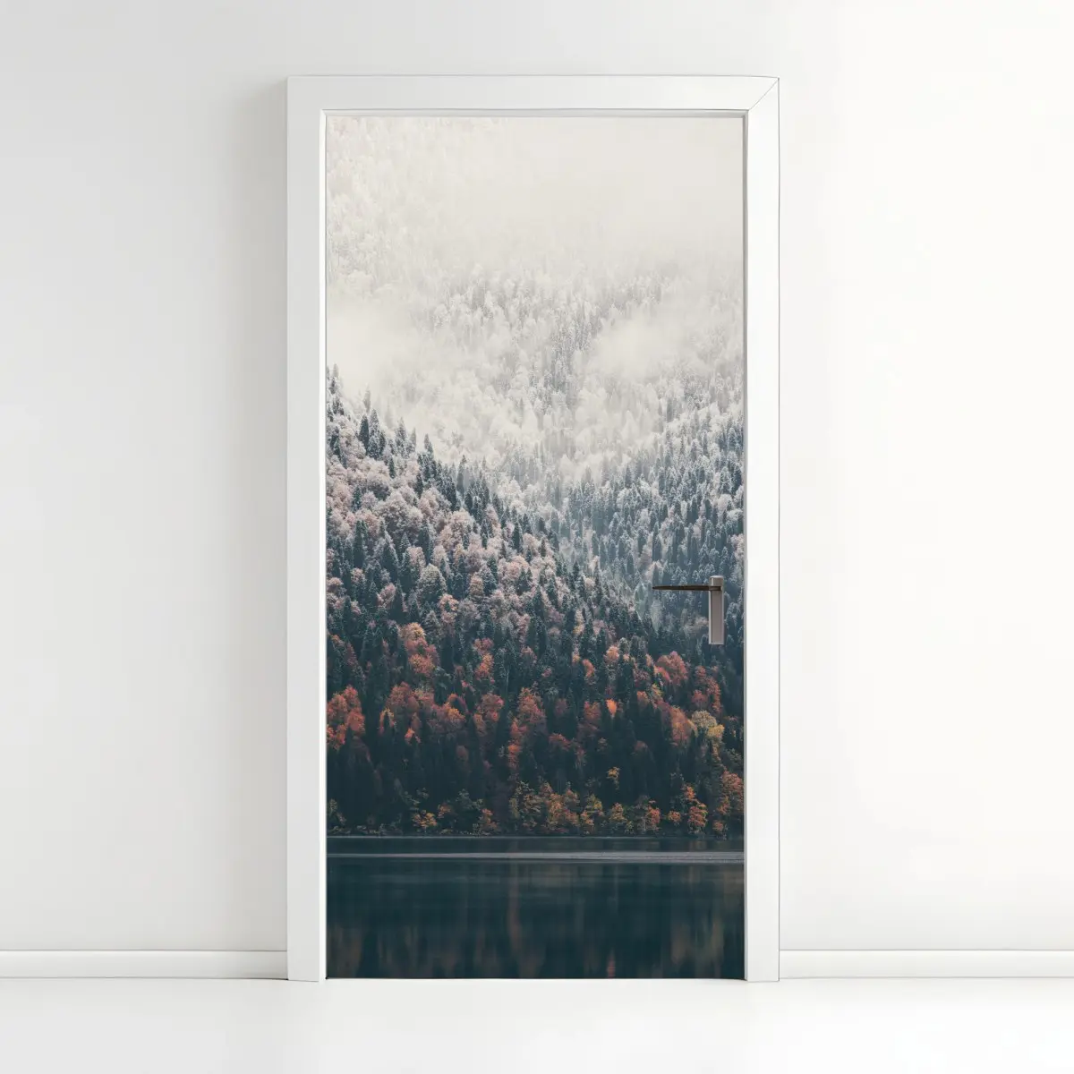 Adesivo per porta paesaggio montano autunnale con lago e nebbia • Wallissimo®