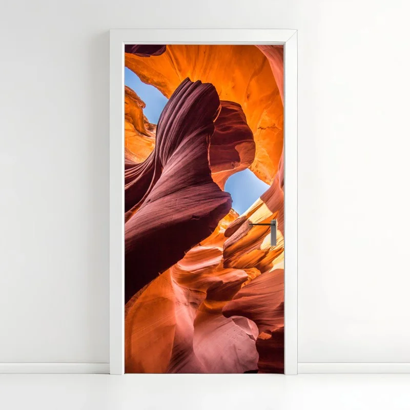 Adesivo per porta danza di luce tra le rocce scolpite