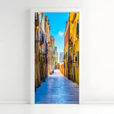 Adesivo per porta scorcio di vicolo colorato al sole • Wallissimo®
