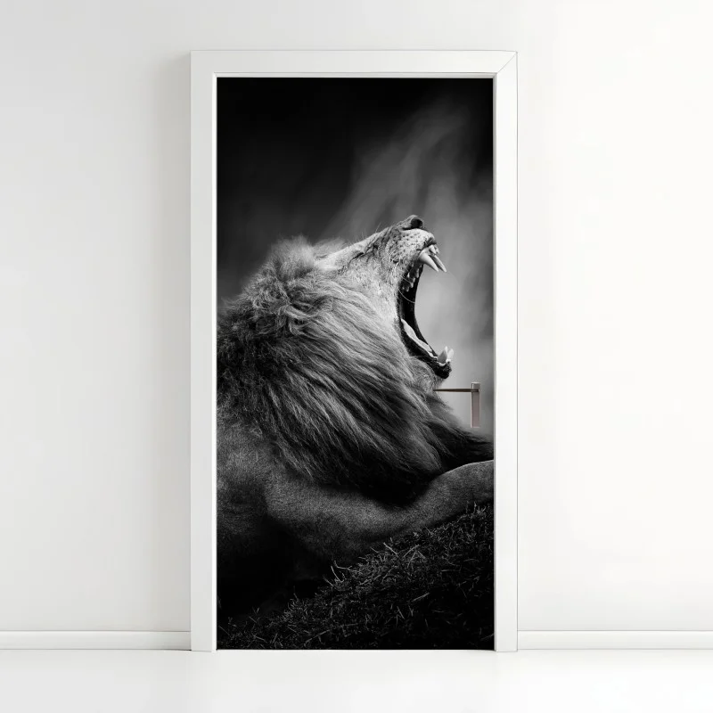 Adesivo per porta leone maestoso in bianco e nero