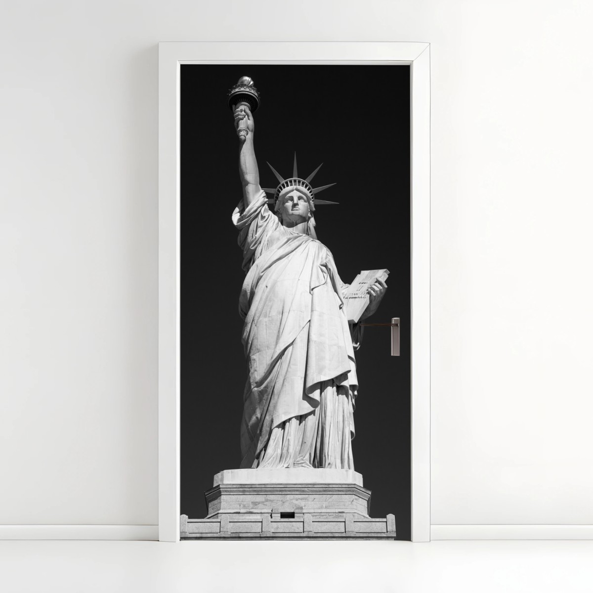 Adesivo per porta stile urbano: Statua della Libertà in bianco e nero • Wallissimo®