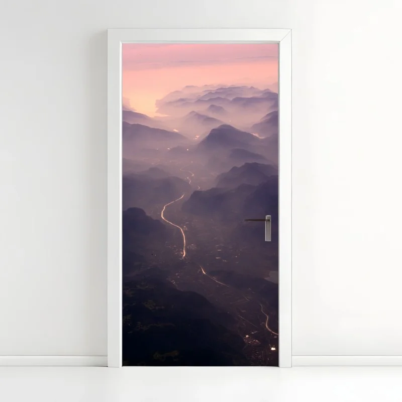 Adesivo per porta valle nebbiosa al crepuscolo
