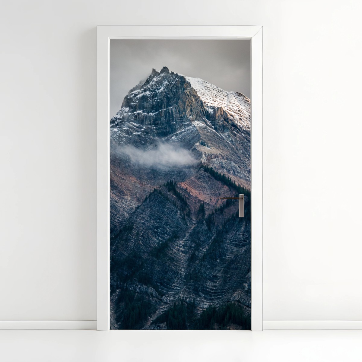 Adesivo per porta maestoso picco innevato tra rocce e nebbia • Wallissimo®
