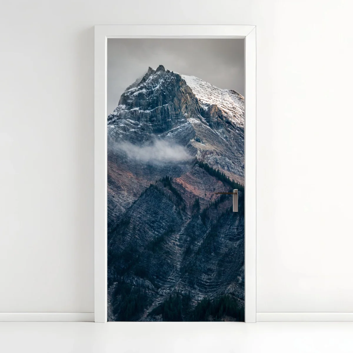 Adesivo per porta maestoso picco innevato tra rocce e nebbia • Wallissimo® Adesivo per porta maestoso picco innevato tra rocce e nebbia • Wallissimo®