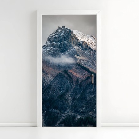 Adesivo per porta maestoso picco innevato tra rocce e nebbia • Wallissimo®