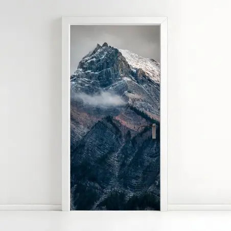 Adesivo per porta maestoso picco innevato tra rocce e nebbia • Wallissimo®