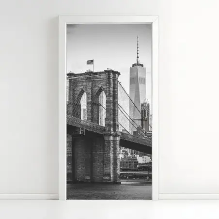 Adesivo per porta ponte di Brooklyn e skyline di New York in bianco e nero • Wallissimo®
