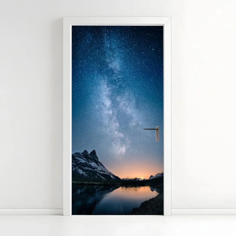 Adesivo per porta cielo della Via Lattea sopra montagne e fiume