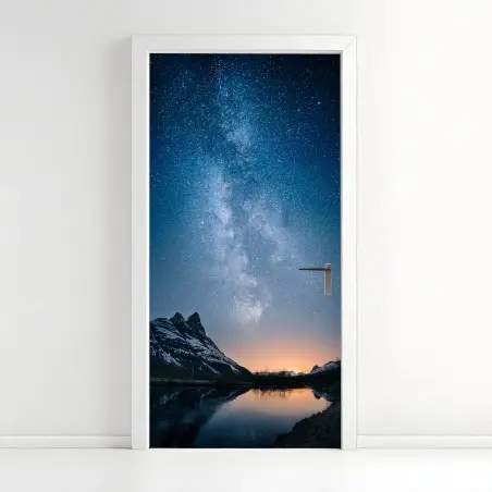 Adesivo per porta cielo della Via Lattea sopra montagne e fiume • Wallissimo®
