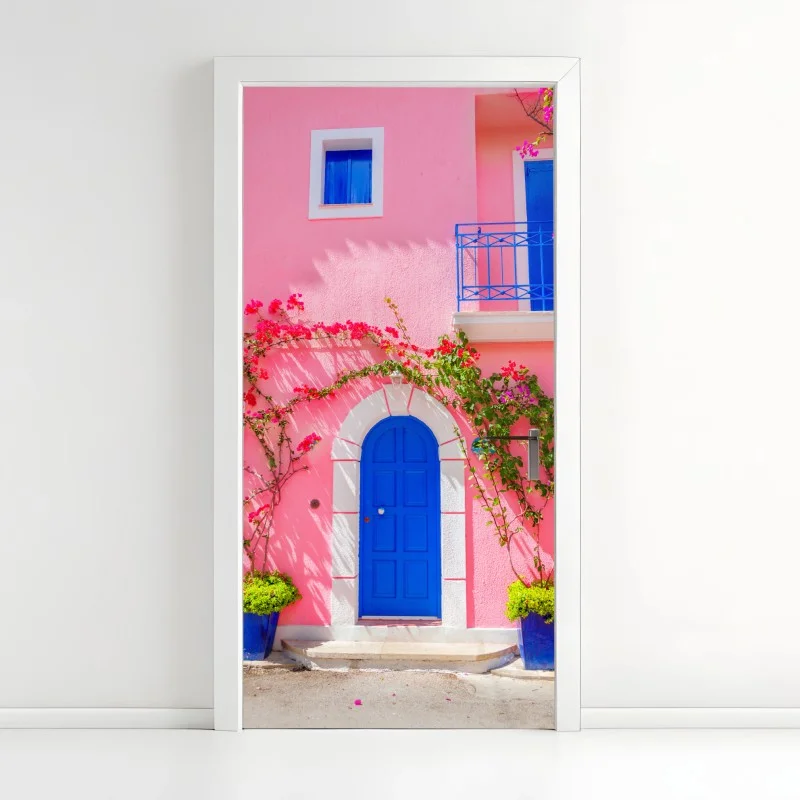 Adesivo per porta porta blu su facciata rosa con bouganvillea