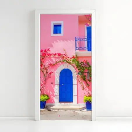 Adesivo per porta porta blu su facciata rosa con bouganvillea • Wallissimo®