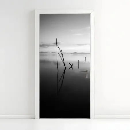 Adesivo per porta riflessi silenziosi sul lago • Wallissimo®