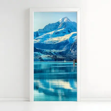 Adesivo per porta riflessi glaciali: panorama montano sul lago • Wallissimo®