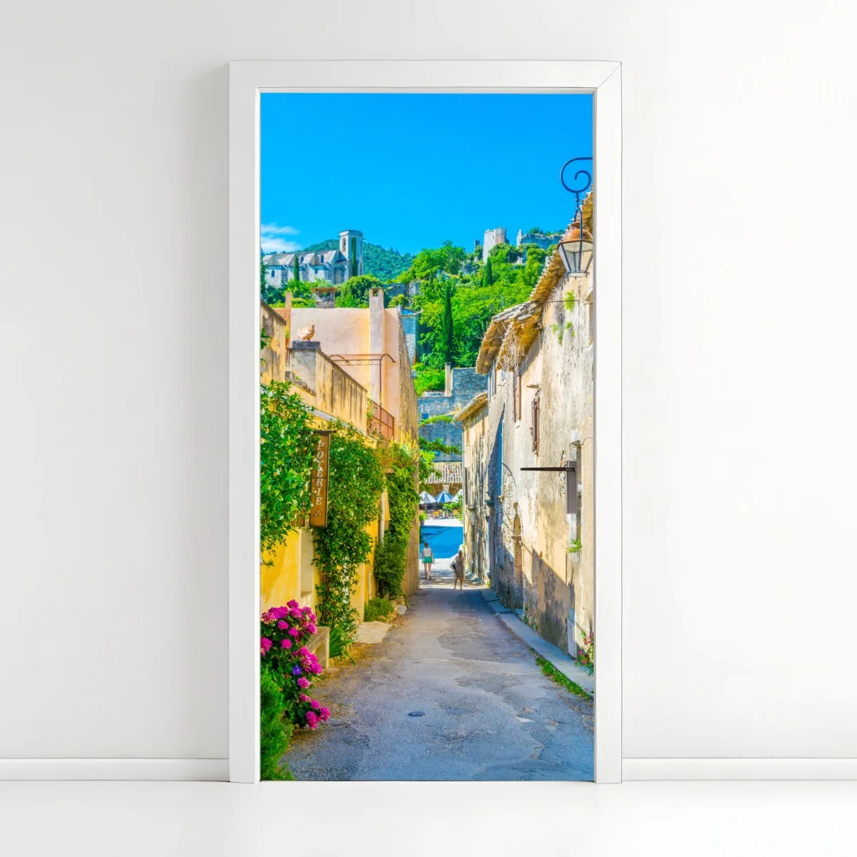 Adesivo per porta vibrante vicolo mediterraneo in borgo collinare • Wallissimo® Adesivo per porta vibrante vicolo mediterraneo in borgo collinare • Wallissimo®