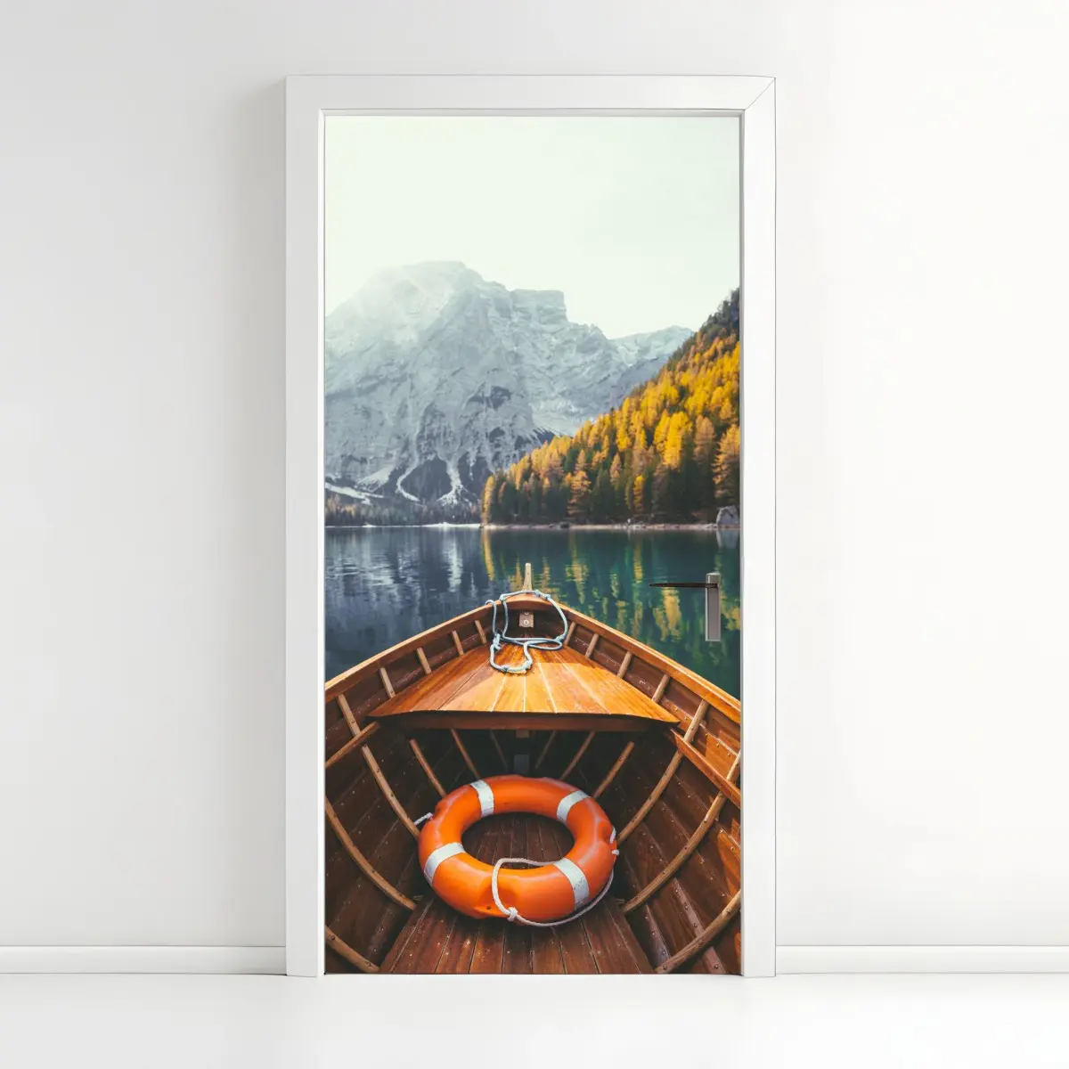Adesivo per porta serenità sul Lago di Braies • Wallissimo®