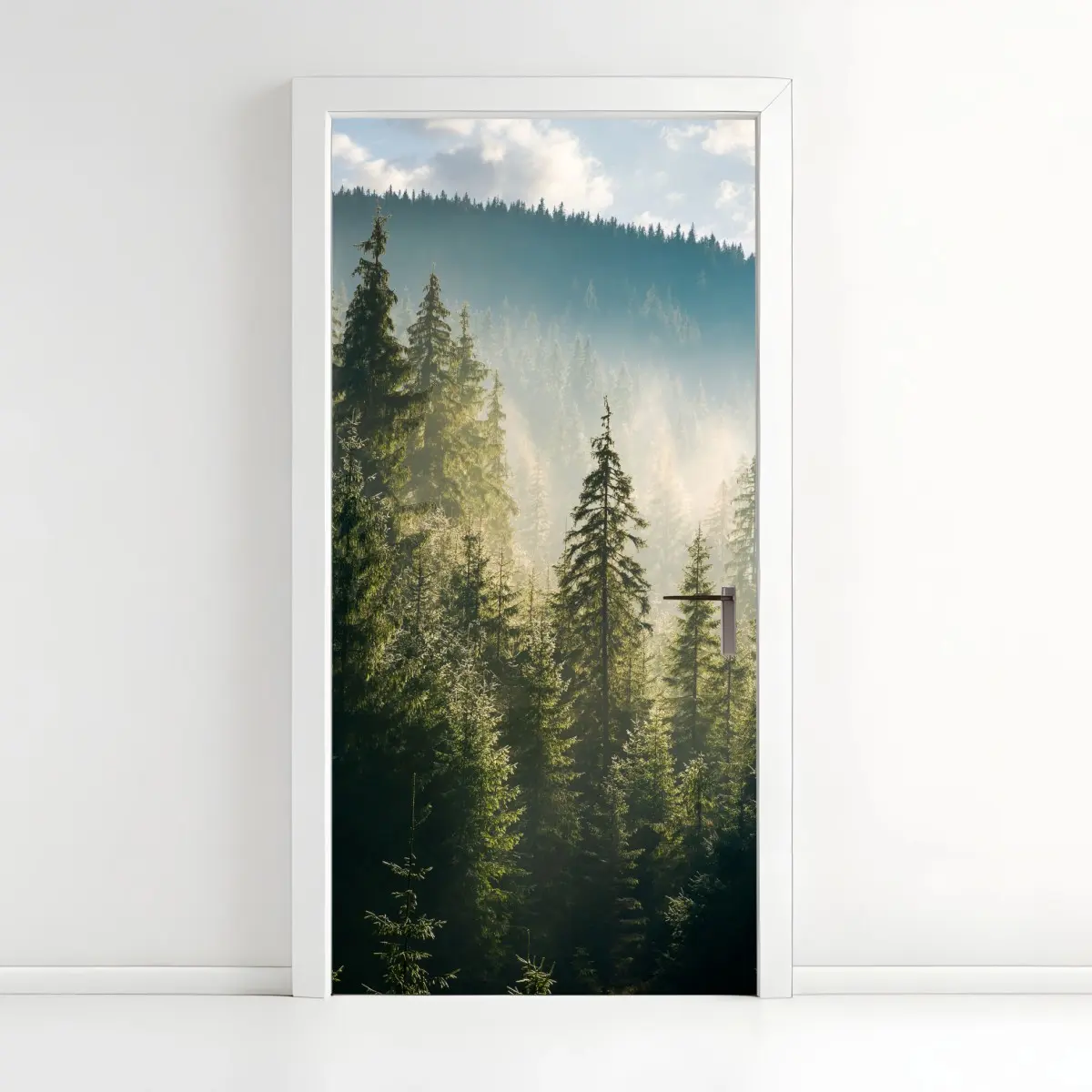 Adesivo per porta foresta di abeti nella nebbia mattutina • Wallissimo®