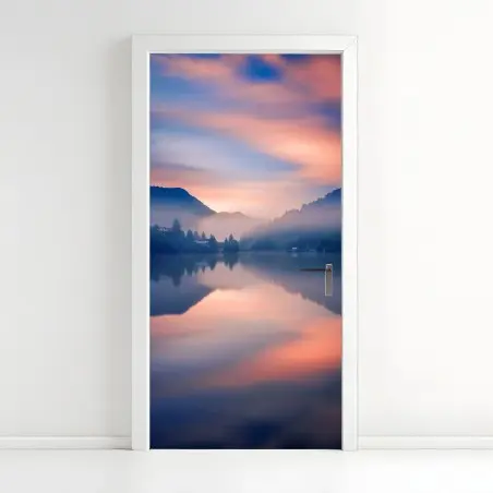 Adesivo per porta mattino nebbioso sul lago di montagna • Wallissimo®