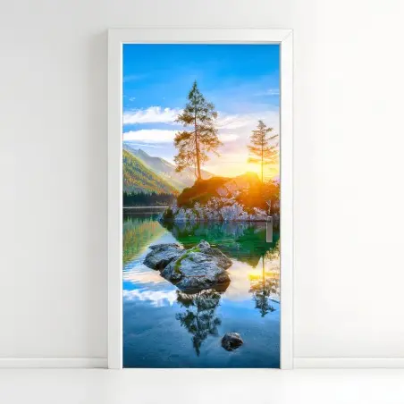 Adesivo per porta tramonto autunnale sul lago Hintersee, isola rocciosa e riflessi alpini • Wallissimo®