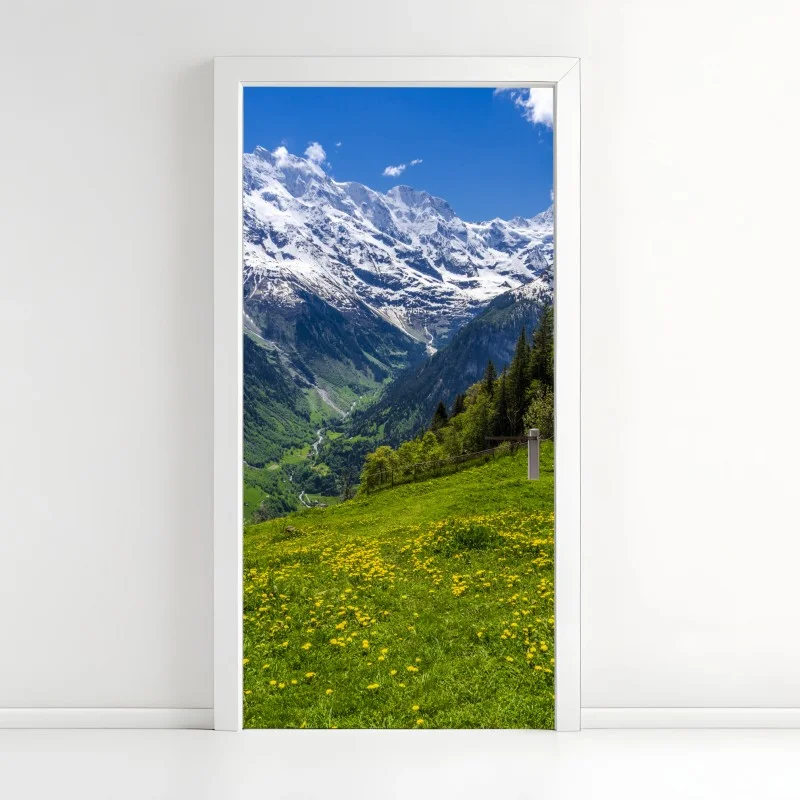 Adesivo per porta panorama alpino primaverile con prati fioriti • Wallissimo®