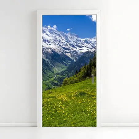 Adesivo per porta panorama alpino primaverile con prati fioriti • Wallissimo®