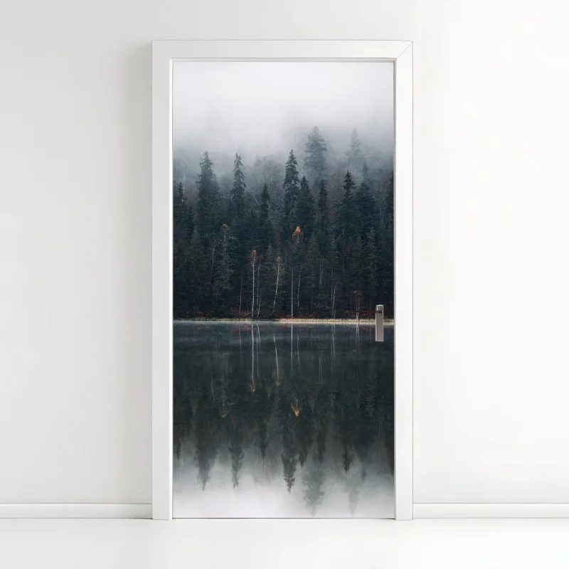 Adesivo per porta riflessi nella foresta nebbiosa