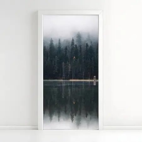 Adesivo per porta riflessi nella foresta nebbiosa • Wallissimo®
