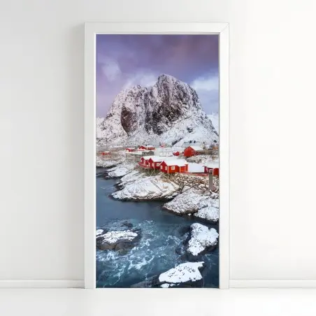 Adesivo per porta rorbu rosse sul fiordo innevato • Wallissimo®