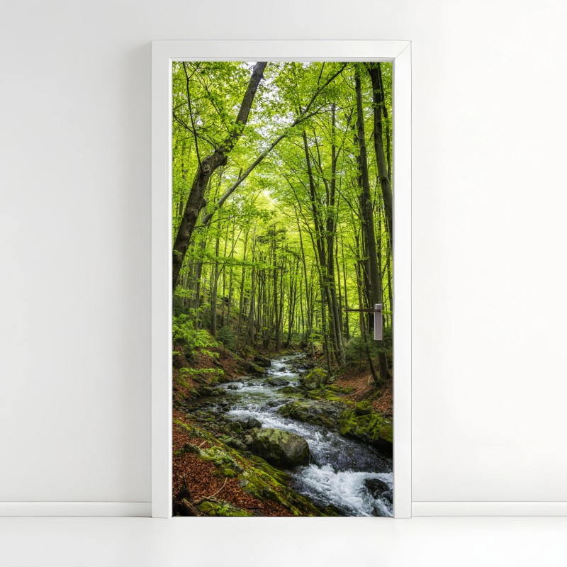 Adesivo per porta torrente nel bosco primaverile