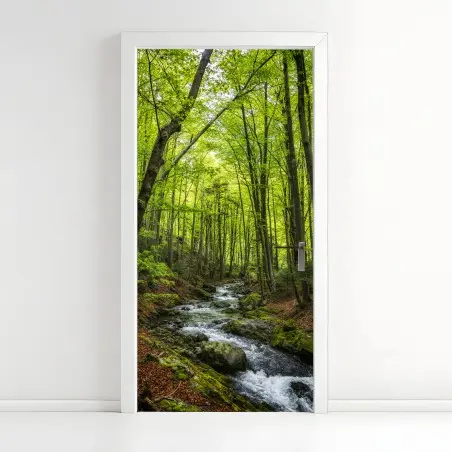 Adesivo per porta torrente nel bosco primaverile • Wallissimo®