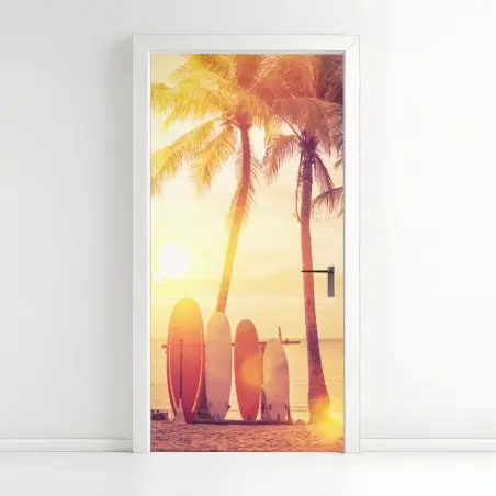 Adesivo per porta tramonto tropicale con tavole da surf • Wallissimo®