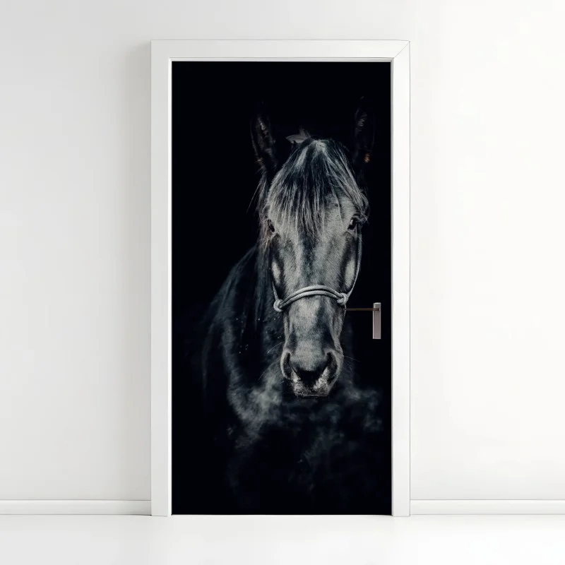 Adesivo per porta sguardo d'inverno: ritratto di cavallo nero