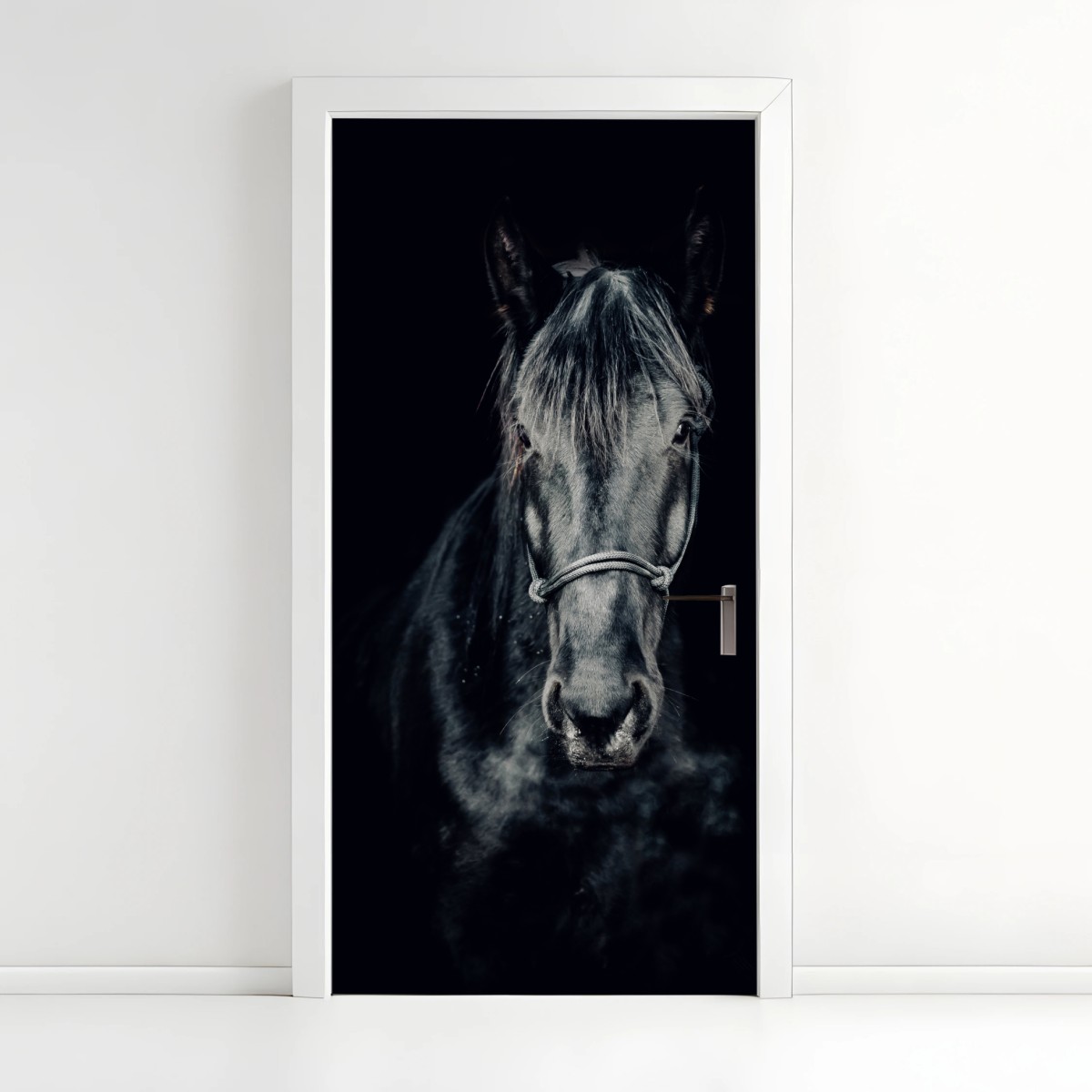 Adesivo per porta sguardo d'inverno: ritratto di cavallo nero • Wallissimo®