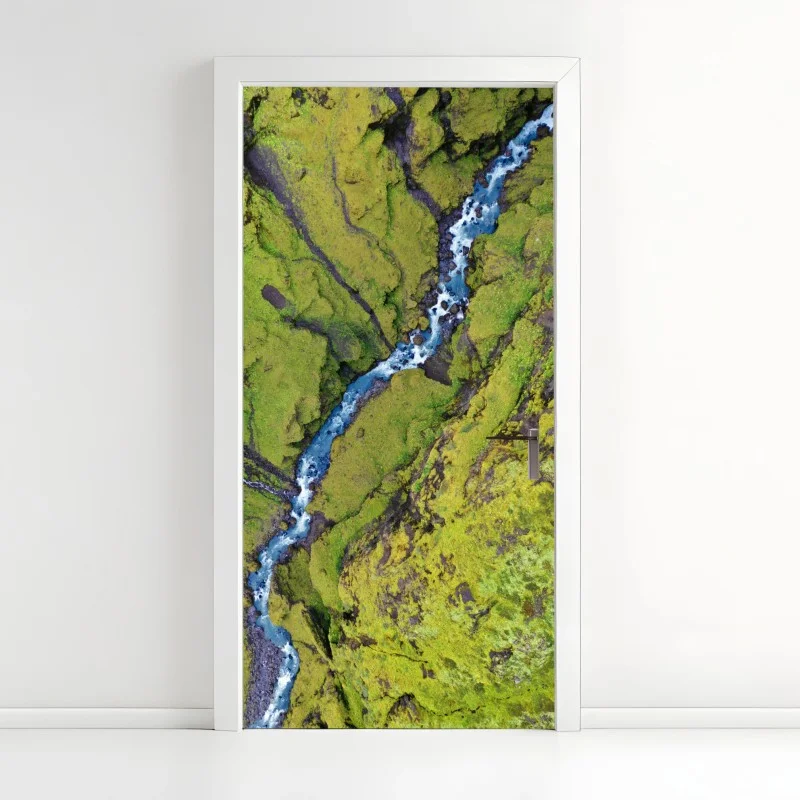Adesivo per porta fiume azzurro tra colline di muschio