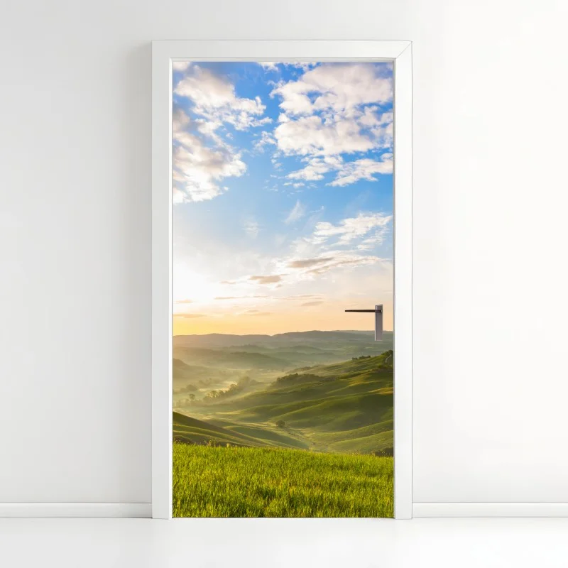 Adesivo per porta alba dorata sulle colline verdi