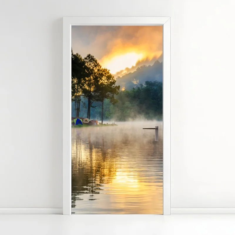 Adesivo per porta alba nebbiosa a Pang Oung