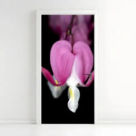 Adesivo per porta fiore a forma di cuore su sfondo nero • Wallissimo®