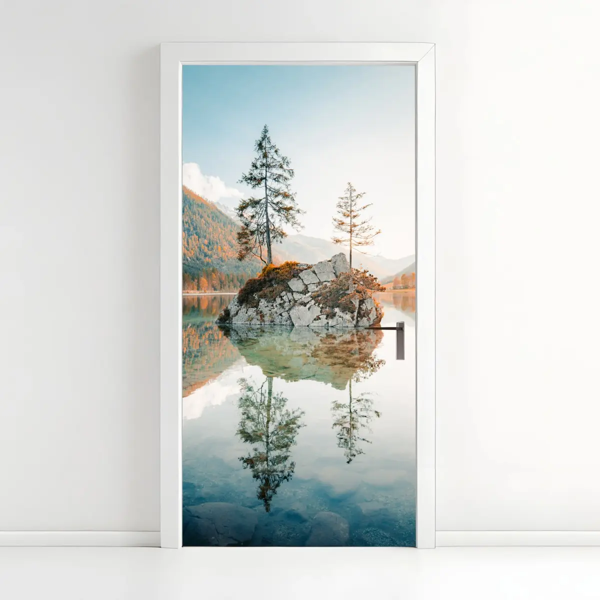 Adesivo per porta riflessi al tramonto sull'isola del lago Hintersee • Wallissimo®