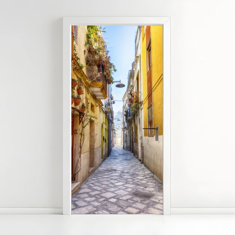 Adesivo per porta vicolo fiorito nel centro storico di Brindisi
