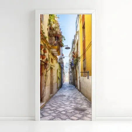 Adesivo per porta vicolo fiorito nel centro storico di Brindisi • Wallissimo®