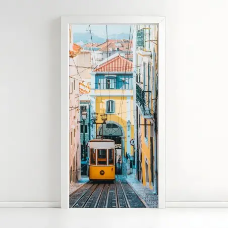Adesivo per porta scorcio del tram di Bica a Lisbona • Wallissimo®