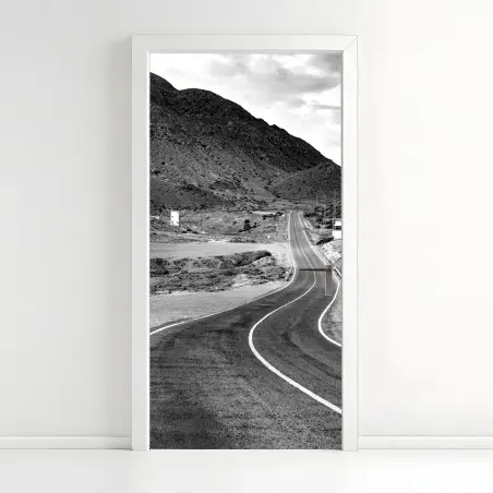Adesivo per porta strada serpeggiante verso le montagne • Wallissimo®