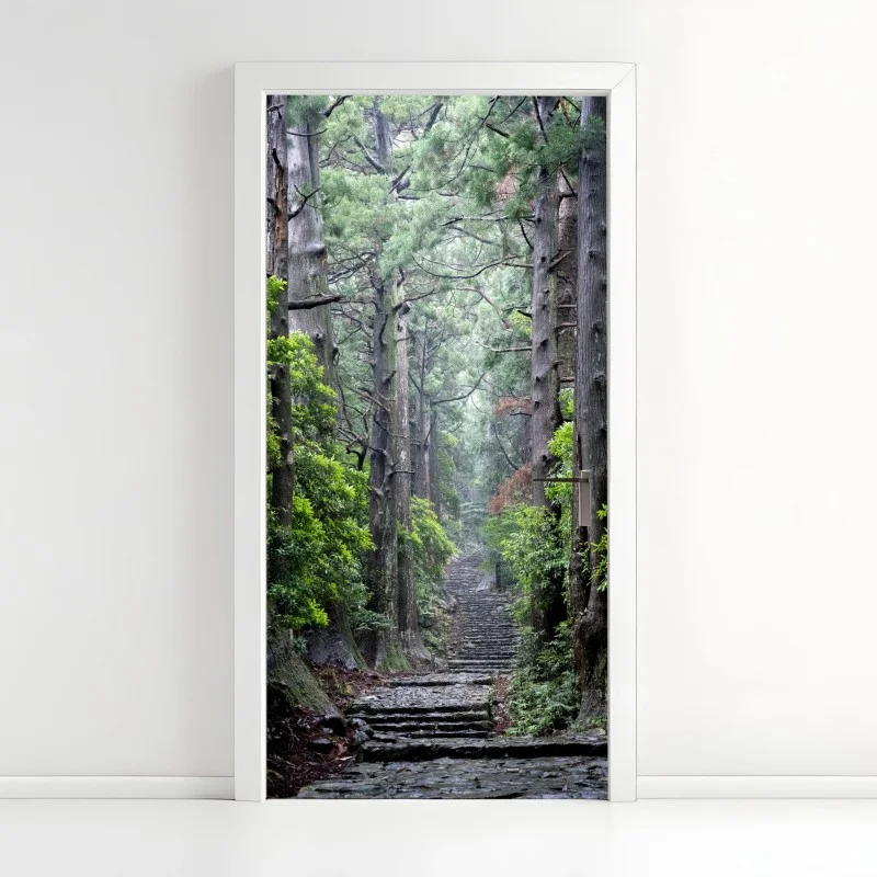 Adesivo per porta sentiero silenzioso nella foresta secolare