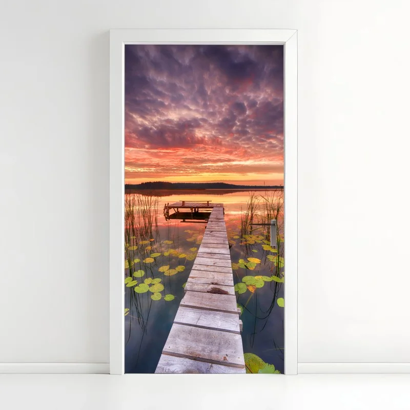 Adesivo per porta alba estiva sul lago con molo di legno