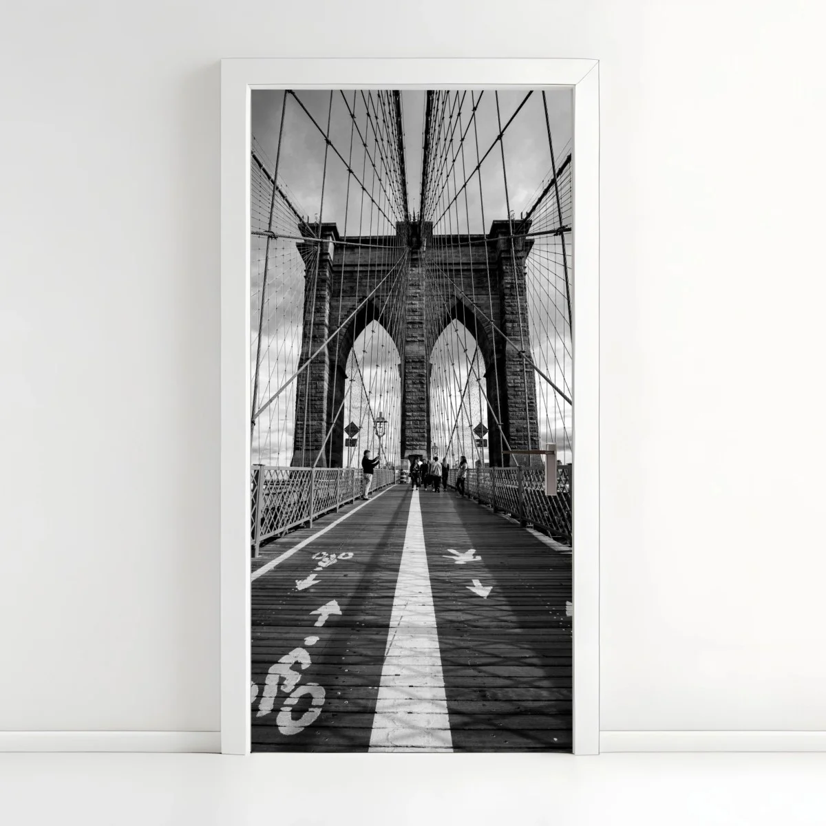 Adesivo per porta ponte di Brooklyn: prospettiva in bianco e nero • Wallissimo® Adesivo per porta ponte di Brooklyn: prospettiva in bianco e nero • Wallissimo®