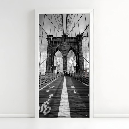 Adesivo per porta ponte di Brooklyn: prospettiva in bianco e nero • Wallissimo®