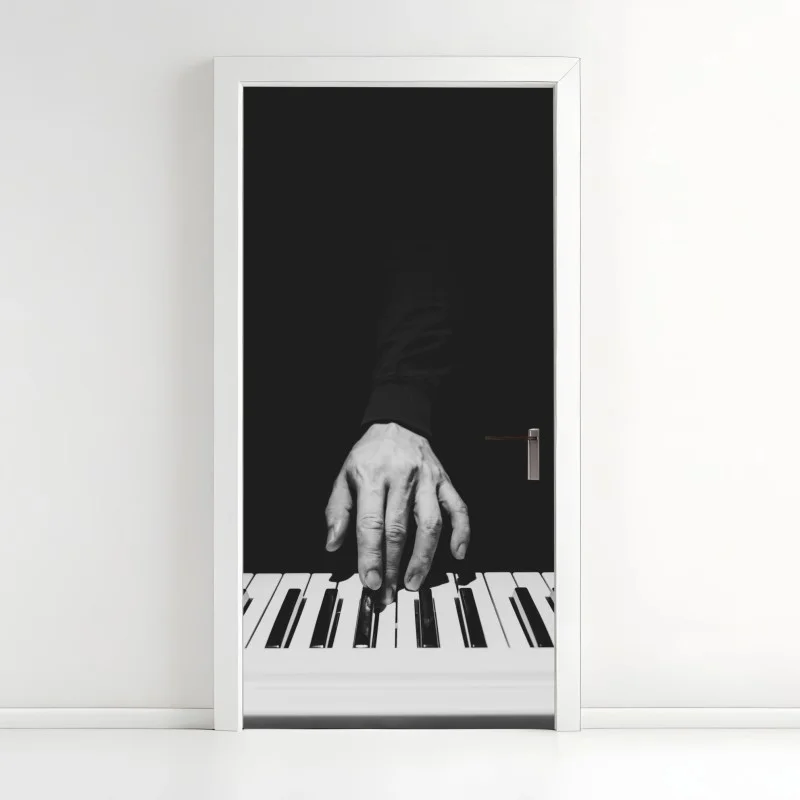 Adesivo per porta mano sul pianoforte in bianco e nero
