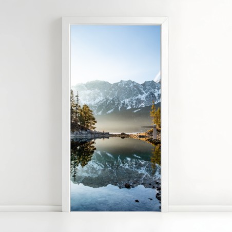 Adesivo per porta riflessi delle montagne sul lago • Wallissimo®