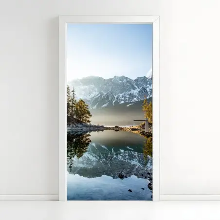 Adesivo per porta riflessi delle montagne sul lago • Wallissimo®